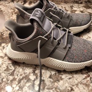 Adidas men’s/kids sz 7. Women’s sz 8.5